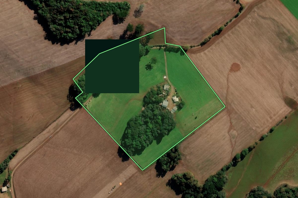 Imagem de satélite do imóvel rural em Vila Lângaro (RS), com o contorno declarado no CAR desenhado por cima.