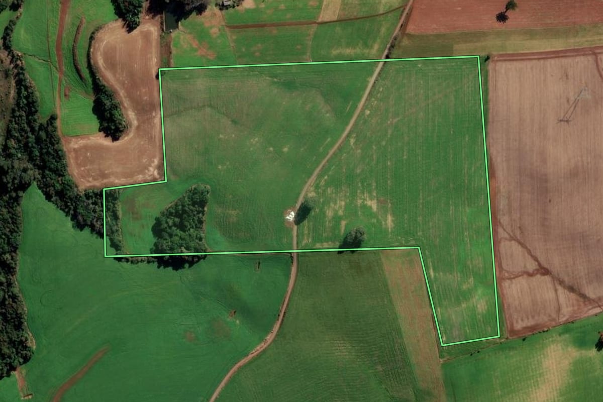 Imagem de satélite do imóvel rural em Vila Lângaro (RS), com o contorno declarado no CAR desenhado por cima.