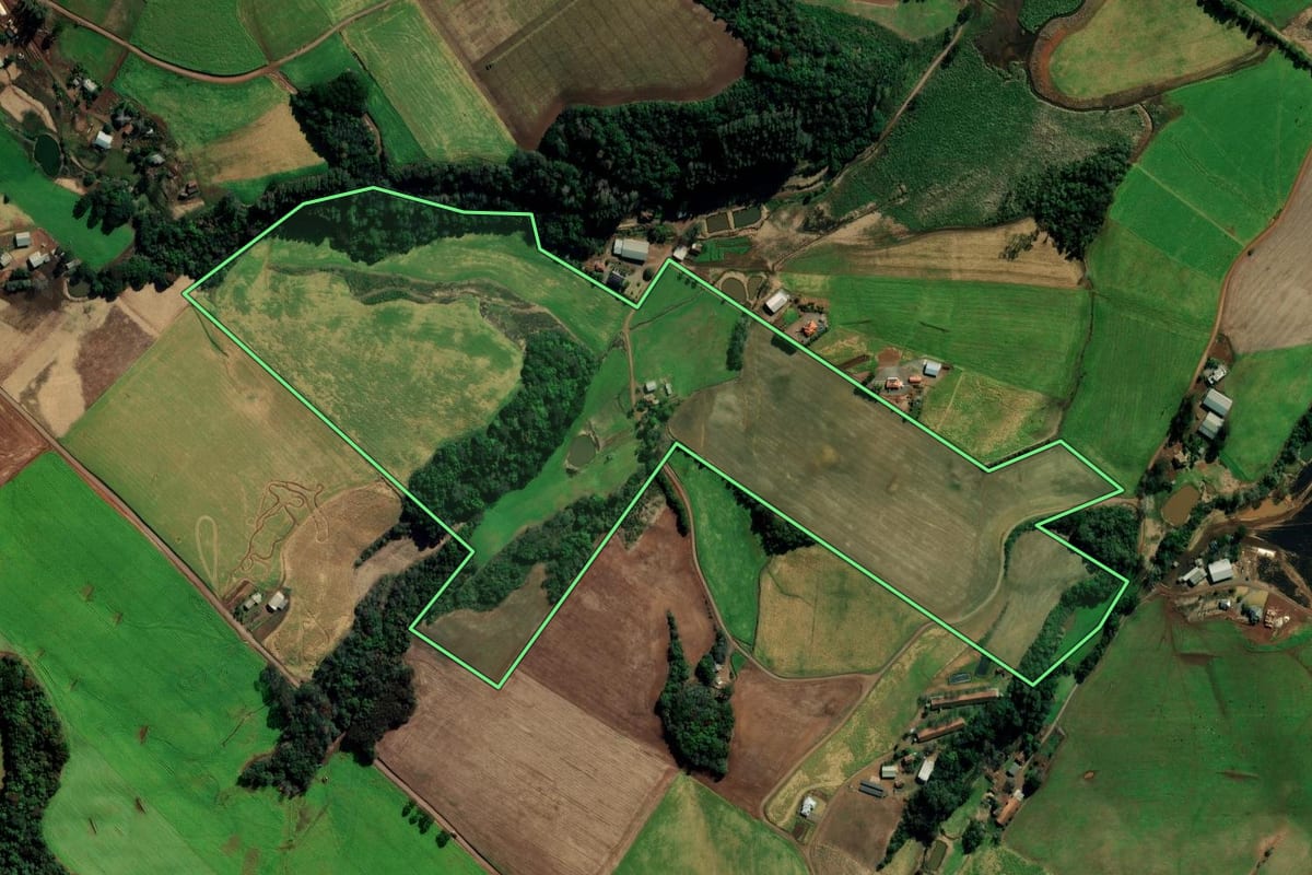 Imagem de satélite do imóvel rural em Vila Lângaro (RS), com o contorno declarado no CAR desenhado por cima.