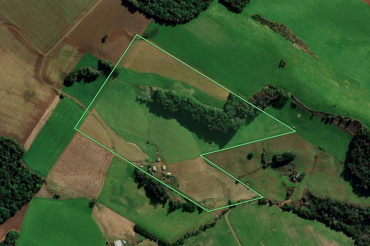 Imagem de satélite do imóvel rural em Vila Lângaro (RS), com o contorno declarado no CAR desenhado por cima.
