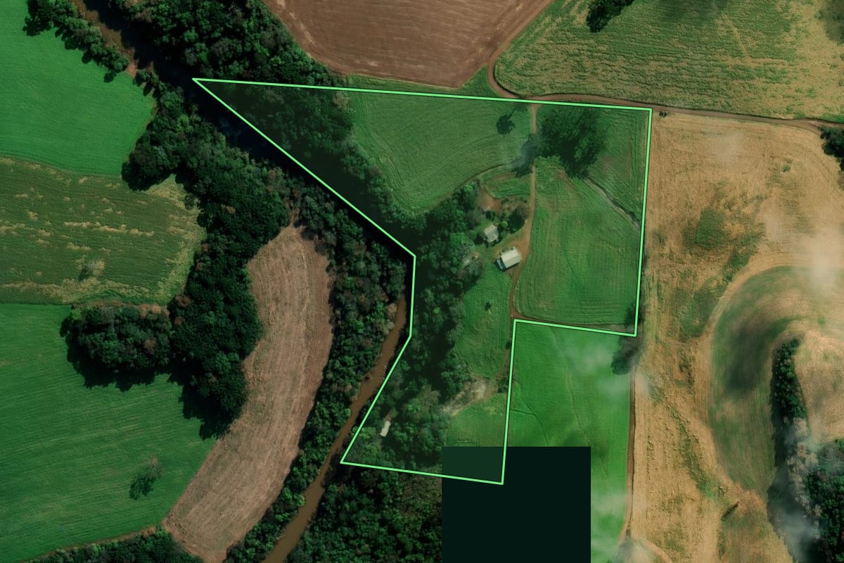 Imagem de satélite do imóvel rural em Vila Lângaro (RS), com o contorno declarado no CAR desenhado por cima.