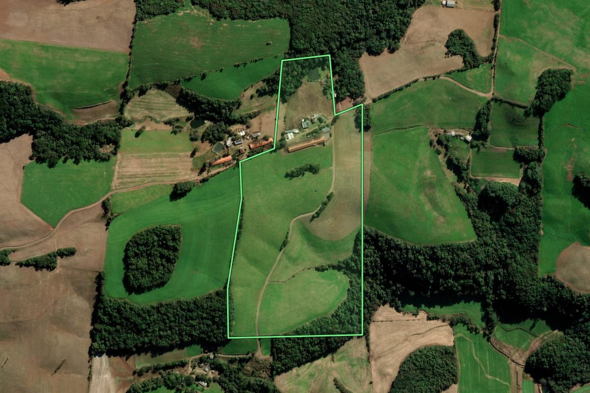Imagem de satélite do imóvel rural em Vila Maria (RS), com o contorno declarado no CAR desenhado por cima.