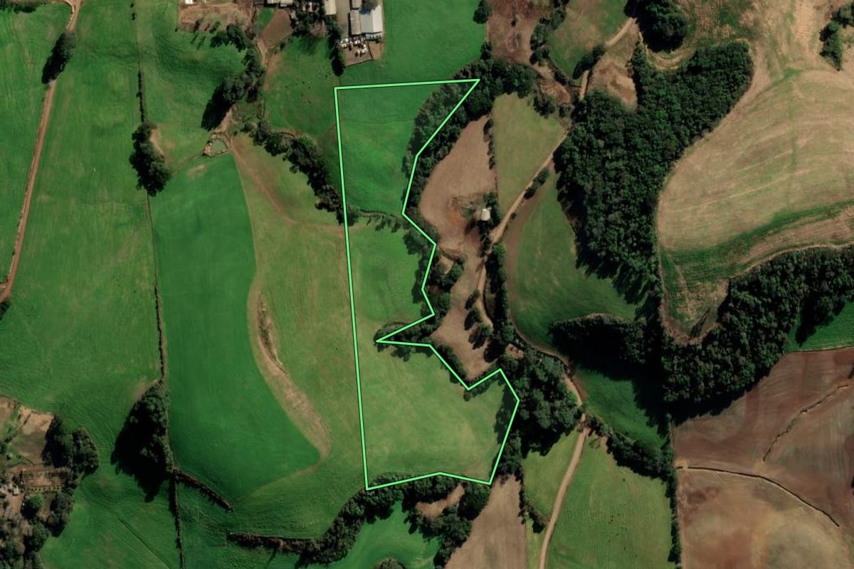 Imagem de satélite do imóvel rural em Vila Maria (RS), com o contorno declarado no CAR desenhado por cima.