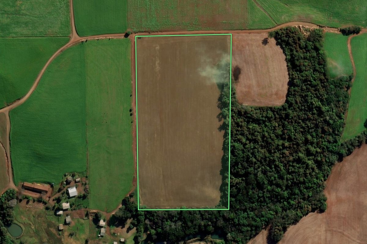 Imagem de satélite do imóvel rural em Vila Maria (RS), com o contorno declarado no CAR desenhado por cima.