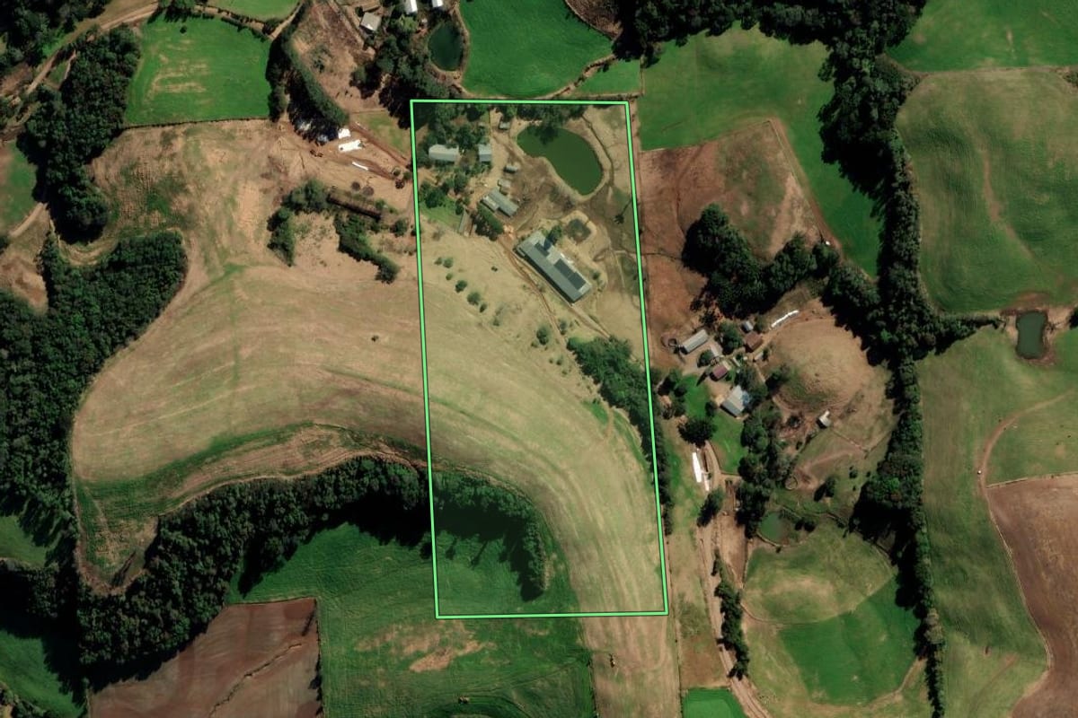 Imagem de satélite do imóvel rural em Vila Maria (RS), com o contorno declarado no CAR desenhado por cima.