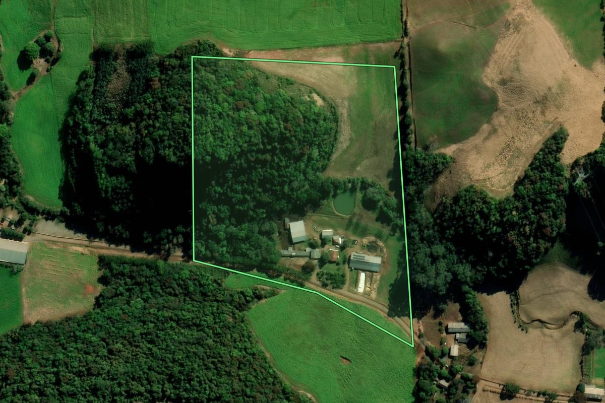 Imagem de satélite do imóvel rural em Vila Maria (RS), com o contorno declarado no CAR desenhado por cima.