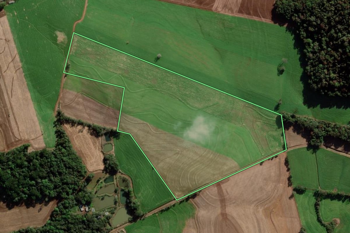 Imagem de satélite do imóvel rural em Vila Maria (RS), com o contorno declarado no CAR desenhado por cima.
