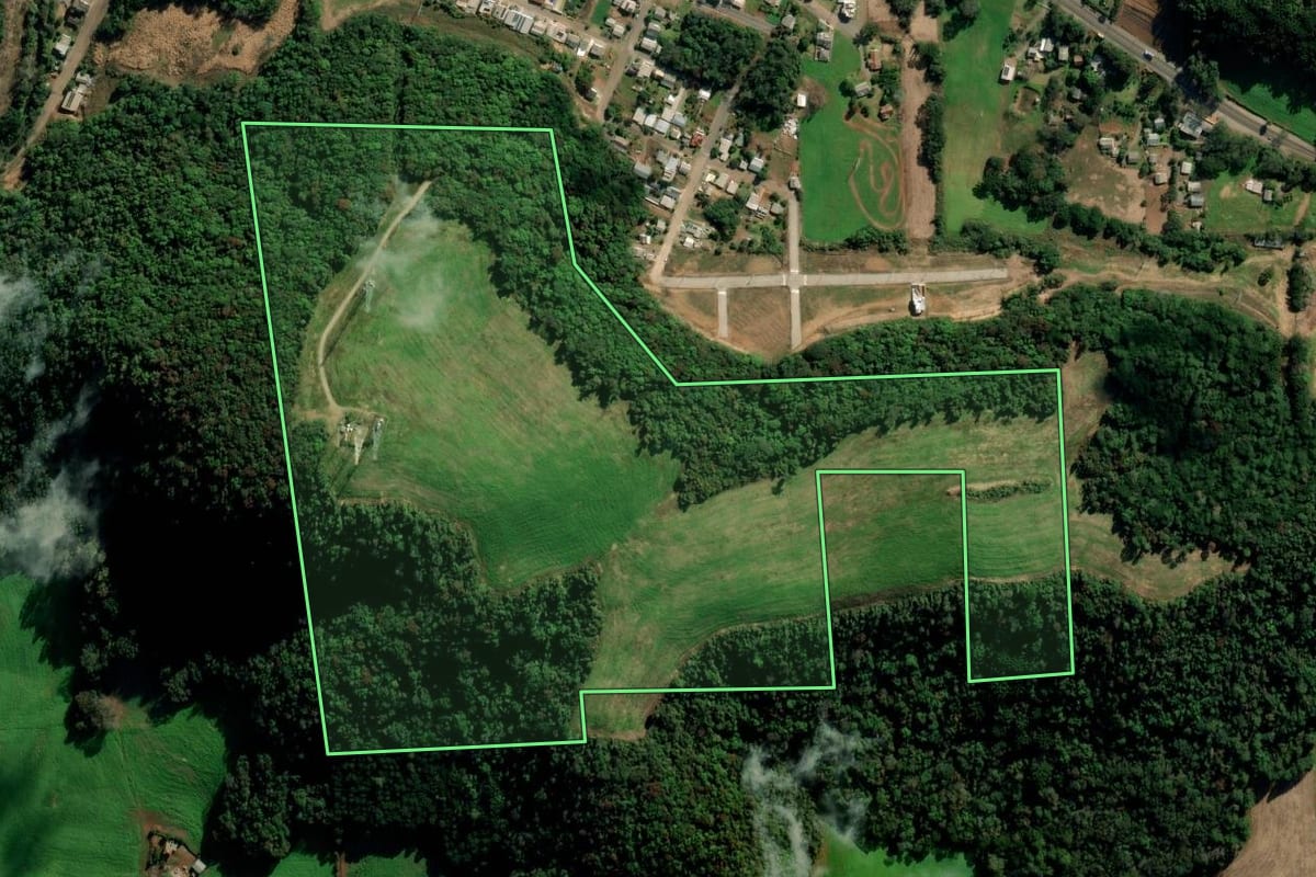 Imagem de satélite do imóvel rural em Vila Maria (RS), com o contorno declarado no CAR desenhado por cima.