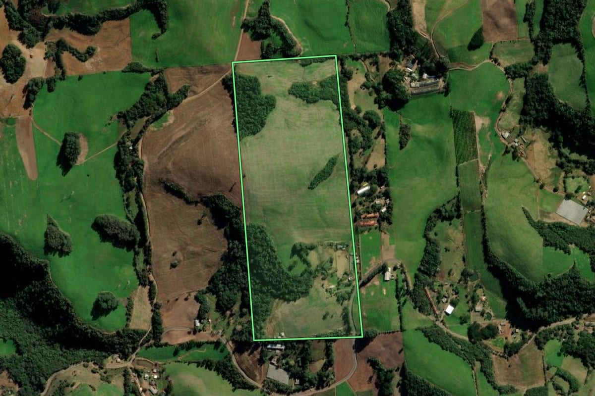 Imagem de satélite do imóvel rural em Vila Maria (RS), com o contorno declarado no CAR desenhado por cima.