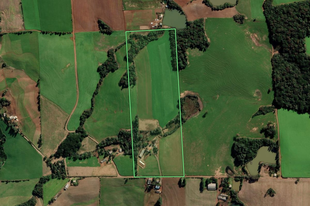 Imagem de satélite do imóvel rural em Vila Maria (RS), com o contorno declarado no CAR desenhado por cima.