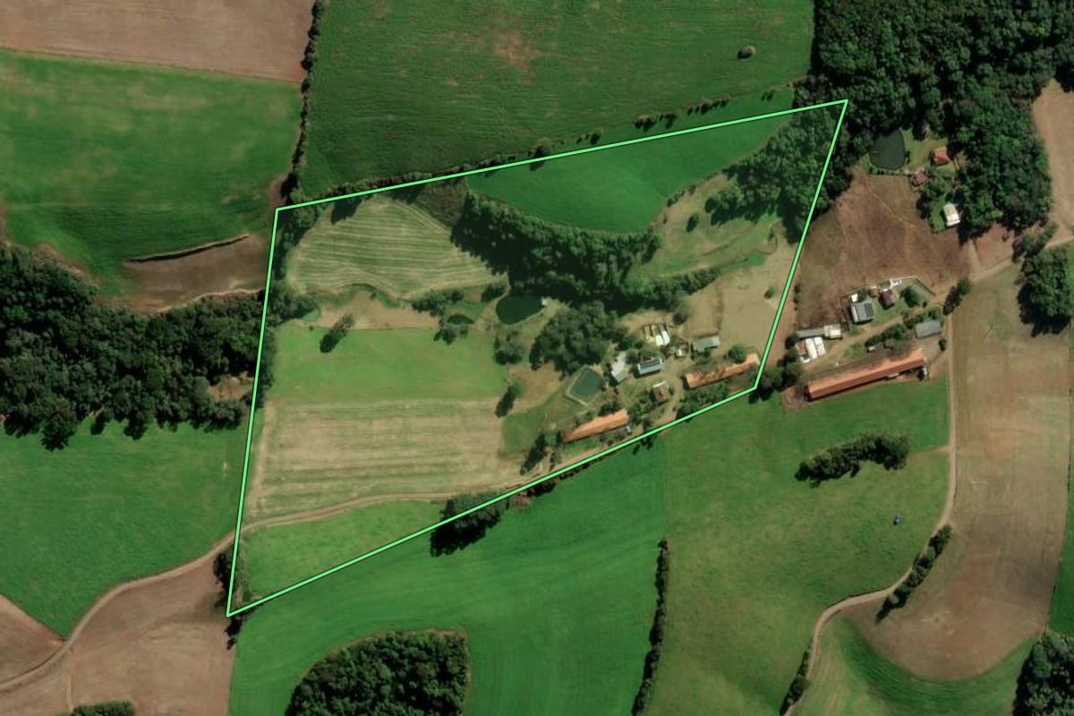 Imagem de satélite do imóvel rural em Vila Maria (RS), com o contorno declarado no CAR desenhado por cima.