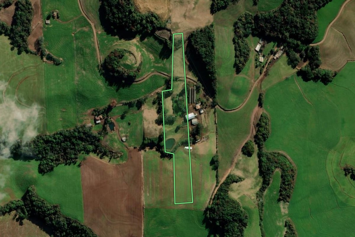 Imagem de satélite do imóvel rural em Vila Maria (RS), com o contorno declarado no CAR desenhado por cima.