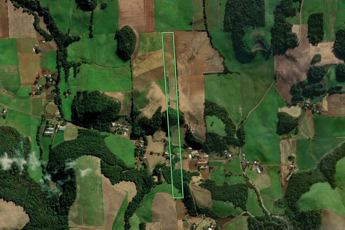 Imagem de satélite do imóvel rural em Vila Maria (RS), com o contorno declarado no CAR desenhado por cima.