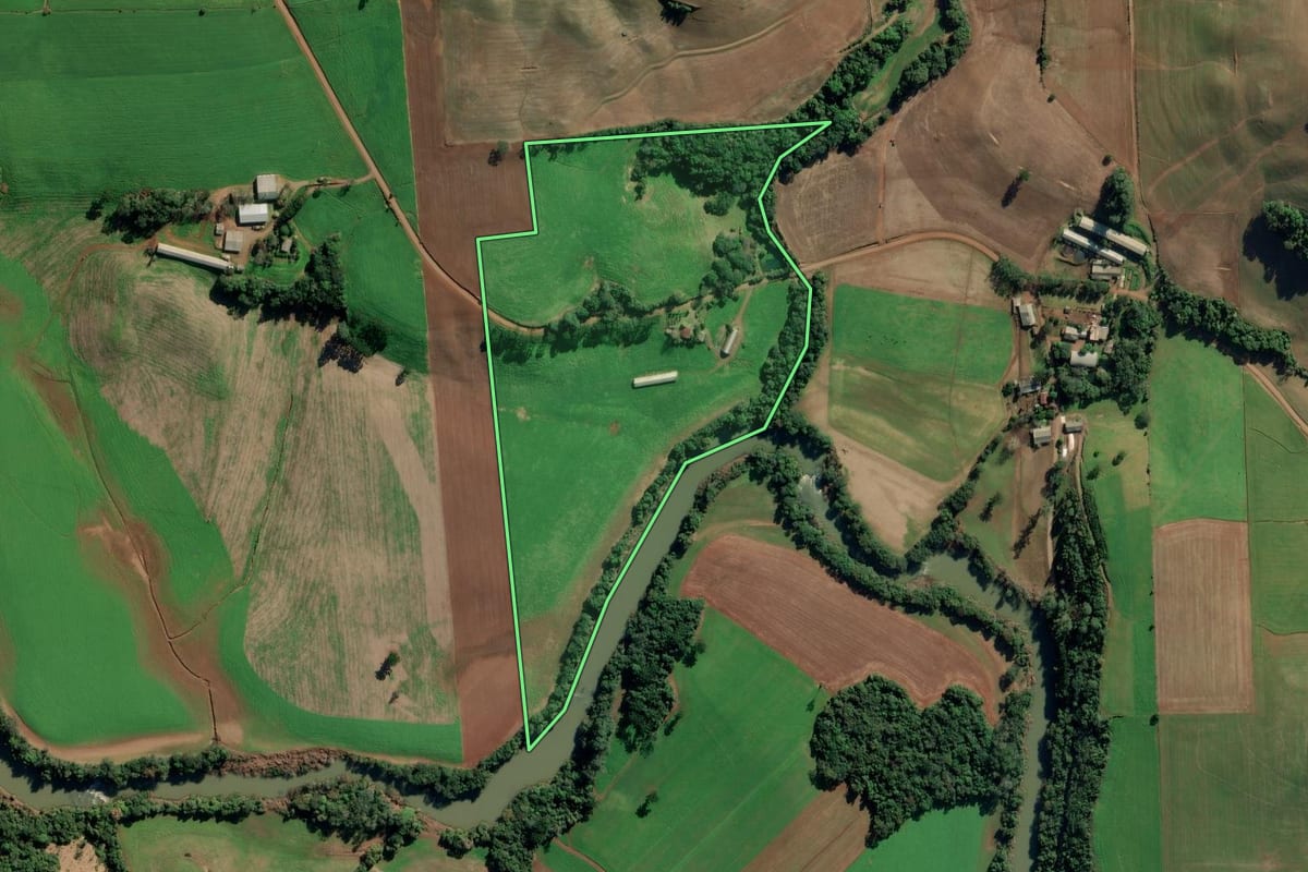 Imagem de satélite do imóvel rural em Vila Maria (RS), com o contorno declarado no CAR desenhado por cima.