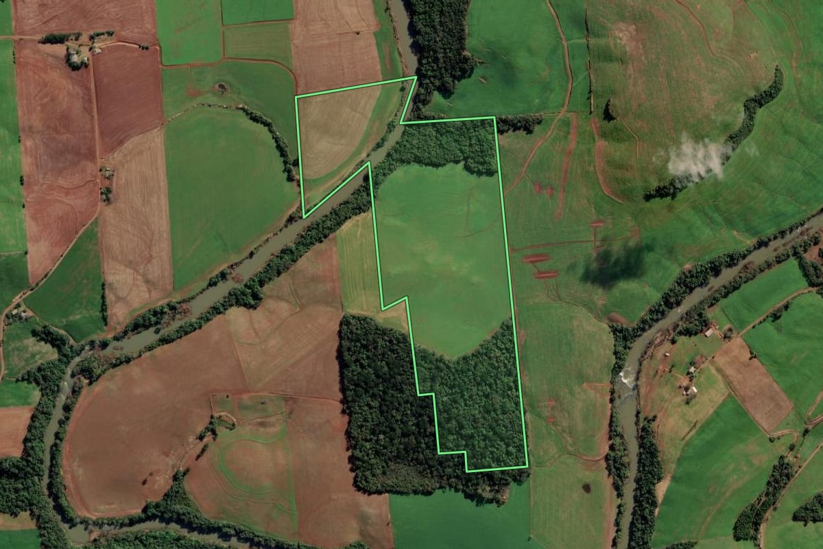 Imagem de satélite do imóvel rural em Vila Maria (RS), com o contorno declarado no CAR desenhado por cima.