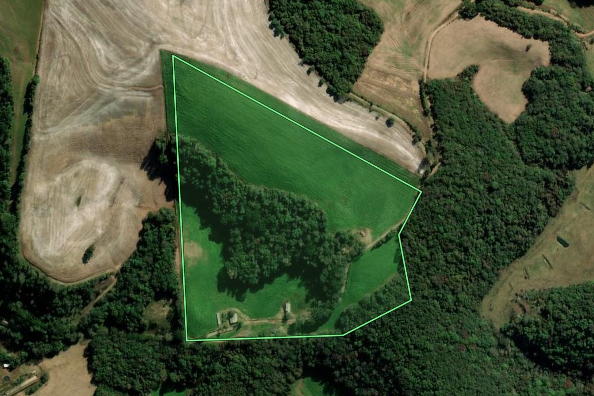 Imagem de satélite do imóvel rural em Vila Maria (RS), com o contorno declarado no CAR desenhado por cima.