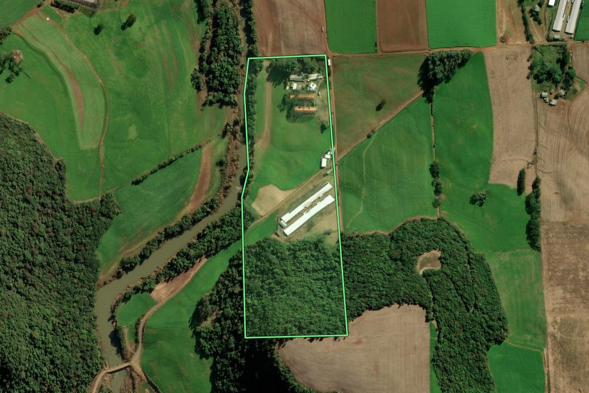 Imagem de satélite do imóvel rural em Vila Maria (RS), com o contorno declarado no CAR desenhado por cima.