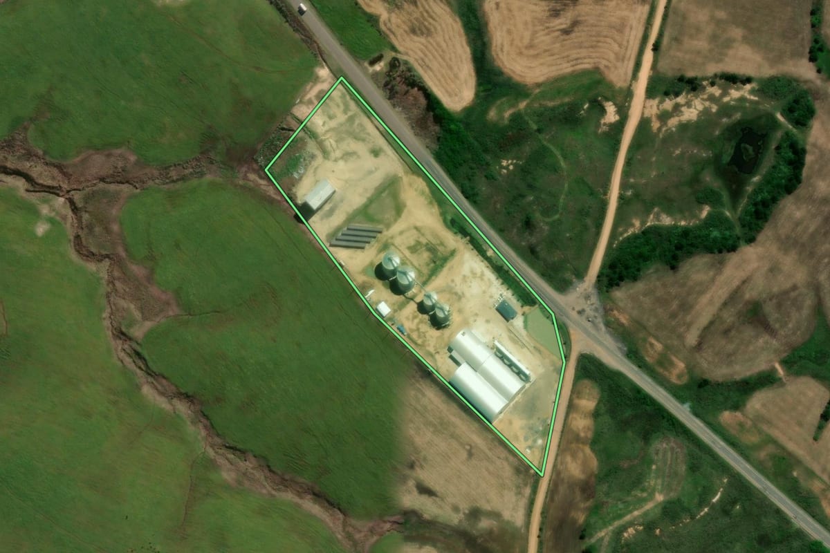 Imagem de satélite do imóvel rural em Vila Nova do Sul (RS), com o contorno declarado no CAR desenhado por cima.