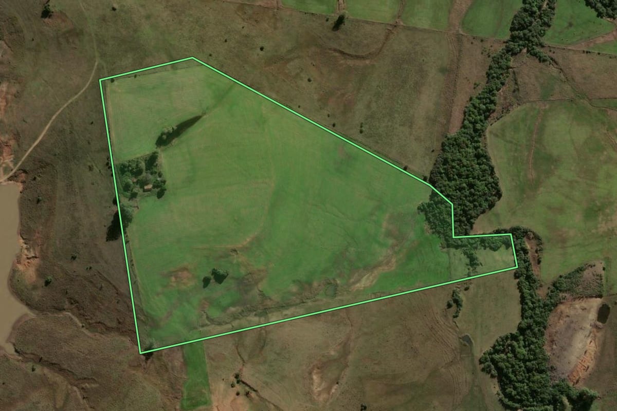 Imagem de satélite do imóvel rural em Vila Nova do Sul (RS), com o contorno declarado no CAR desenhado por cima.