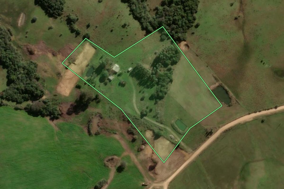 Imagem de satélite do imóvel rural em Vila Nova do Sul (RS), com o contorno declarado no CAR desenhado por cima.