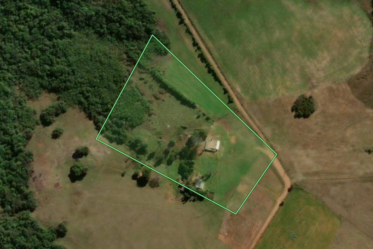 Imagem de satélite do imóvel rural em Vila Nova do Sul (RS), com o contorno declarado no CAR desenhado por cima.