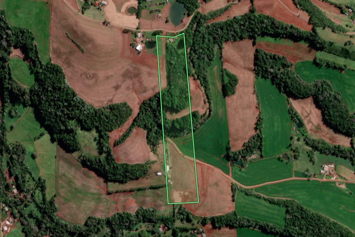 Imagem de satélite do imóvel rural em Vista Gaúcha (RS), com o contorno declarado no CAR desenhado por cima.