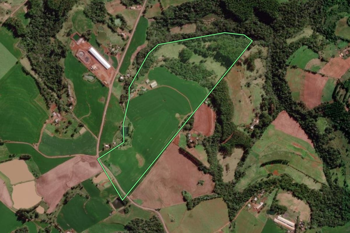 Imagem de satélite do imóvel rural em Vista Gaúcha (RS), com o contorno declarado no CAR desenhado por cima.