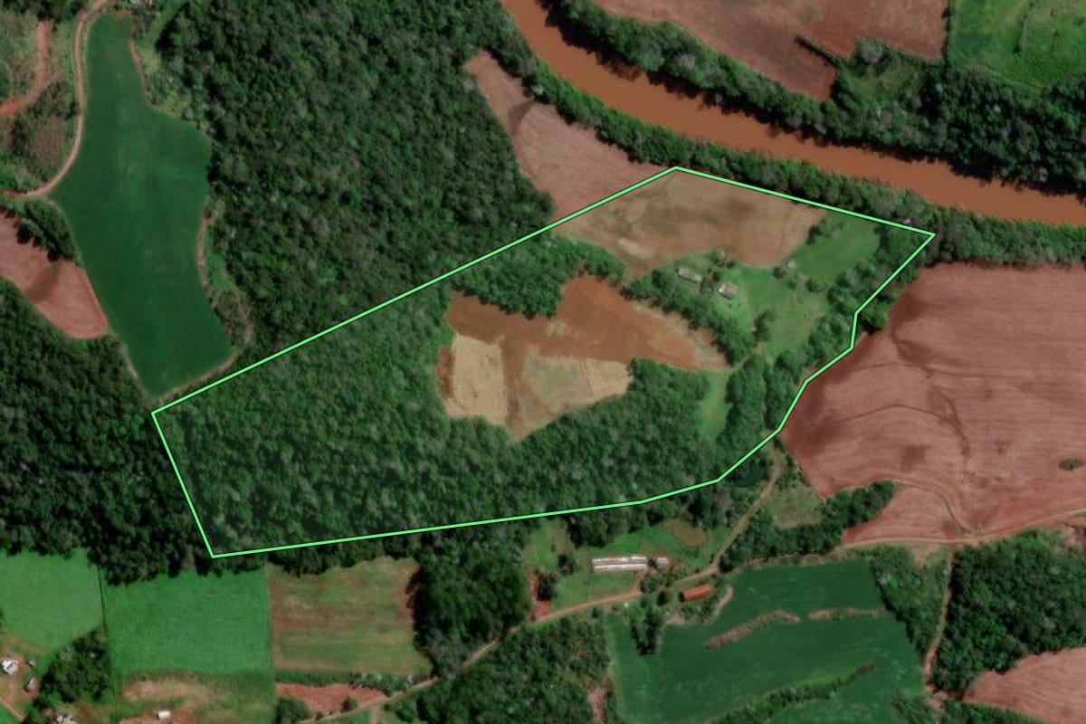 Imagem de satélite do imóvel rural em Vista Gaúcha (RS), com o contorno declarado no CAR desenhado por cima.