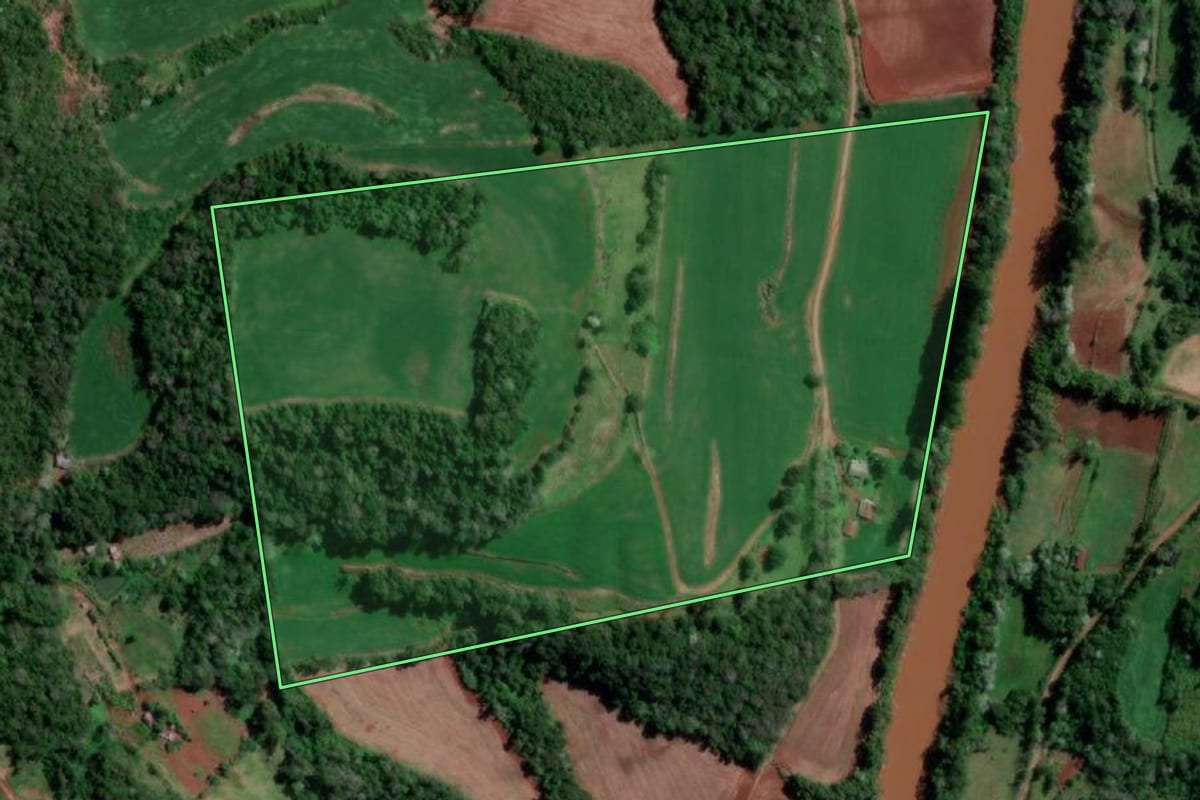 Imagem de satélite do imóvel rural em Vista Gaúcha (RS), com o contorno declarado no CAR desenhado por cima.