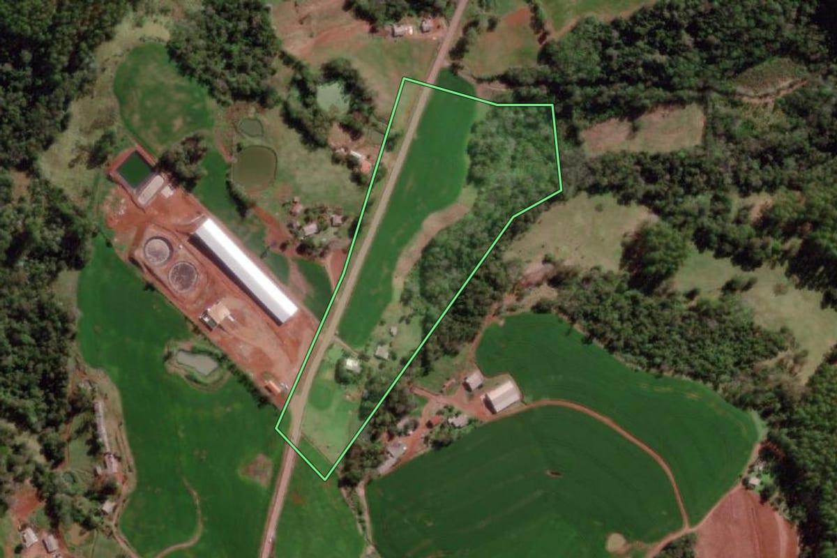 Imagem de satélite do imóvel rural em Vista Gaúcha (RS), com o contorno declarado no CAR desenhado por cima.