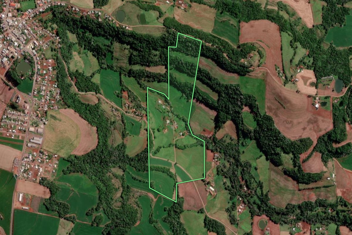 Imagem de satélite do imóvel rural em Vista Gaúcha (RS), com o contorno declarado no CAR desenhado por cima.