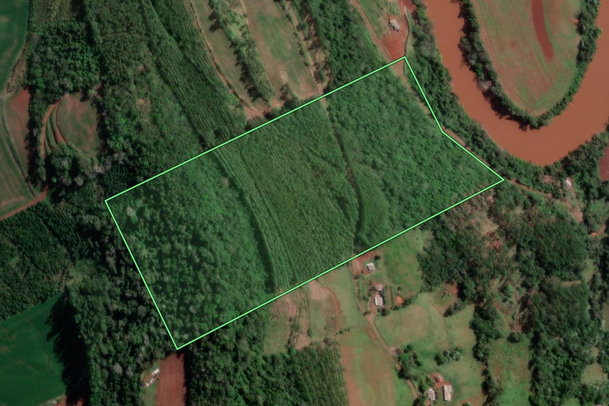 Imagem de satélite do imóvel rural em Vista Gaúcha (RS), com o contorno declarado no CAR desenhado por cima.