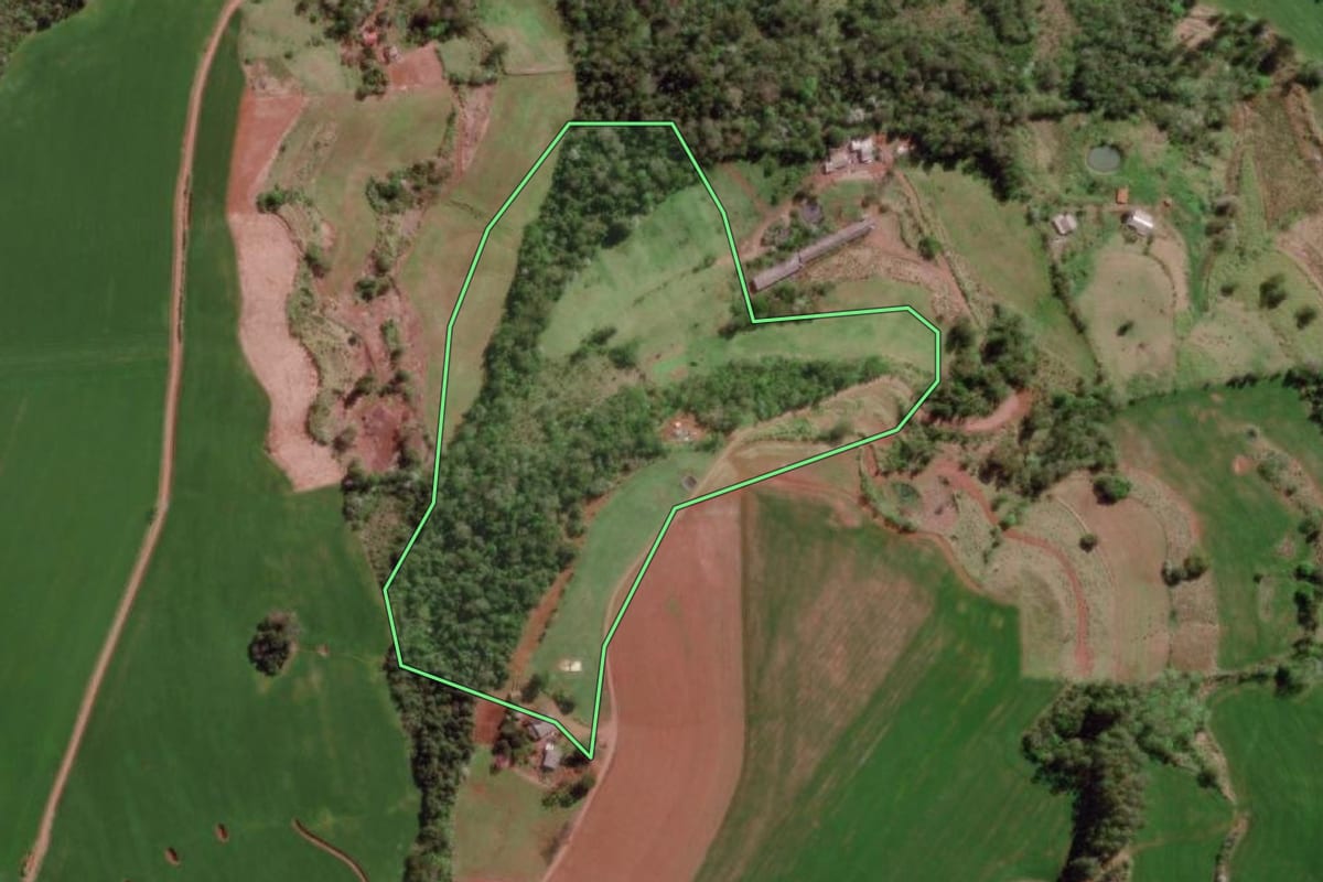 Imagem de satélite do imóvel rural em Vista Gaúcha (RS), com o contorno declarado no CAR desenhado por cima.