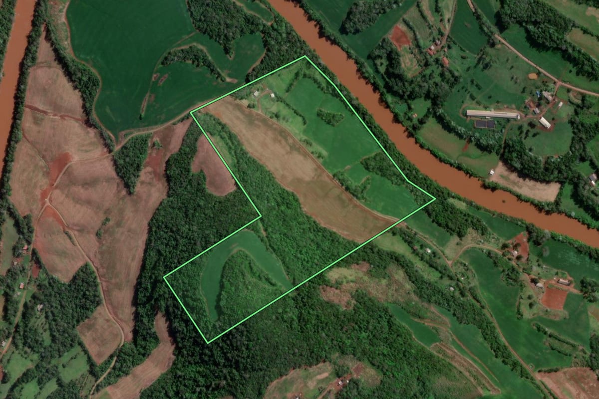 Imagem de satélite do imóvel rural em Vista Gaúcha (RS), com o contorno declarado no CAR desenhado por cima.