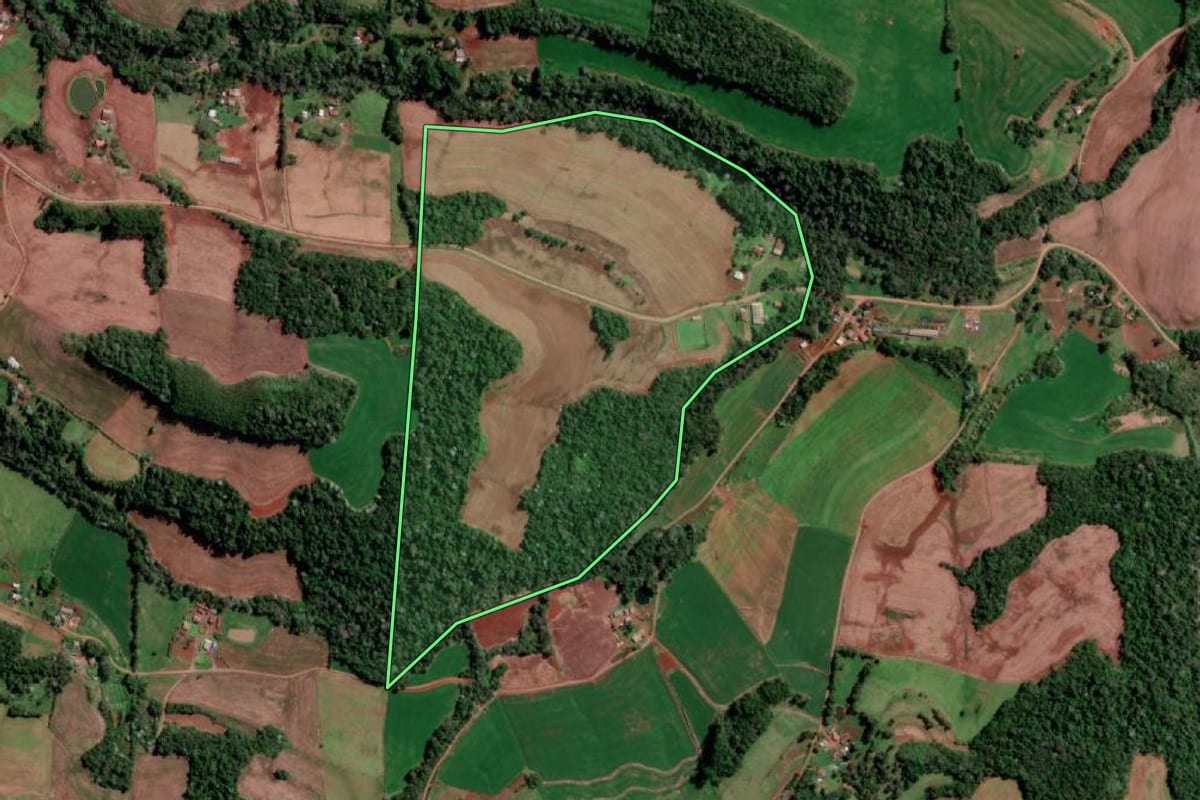 Imagem de satélite do imóvel rural em Vista Gaúcha (RS), com o contorno declarado no CAR desenhado por cima.