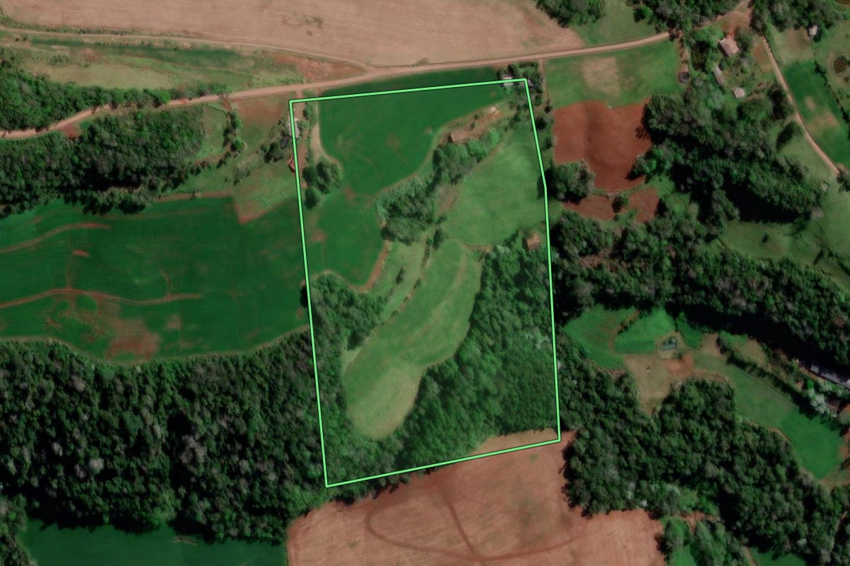 Imagem de satélite do imóvel rural em Vista Gaúcha (RS), com o contorno declarado no CAR desenhado por cima.