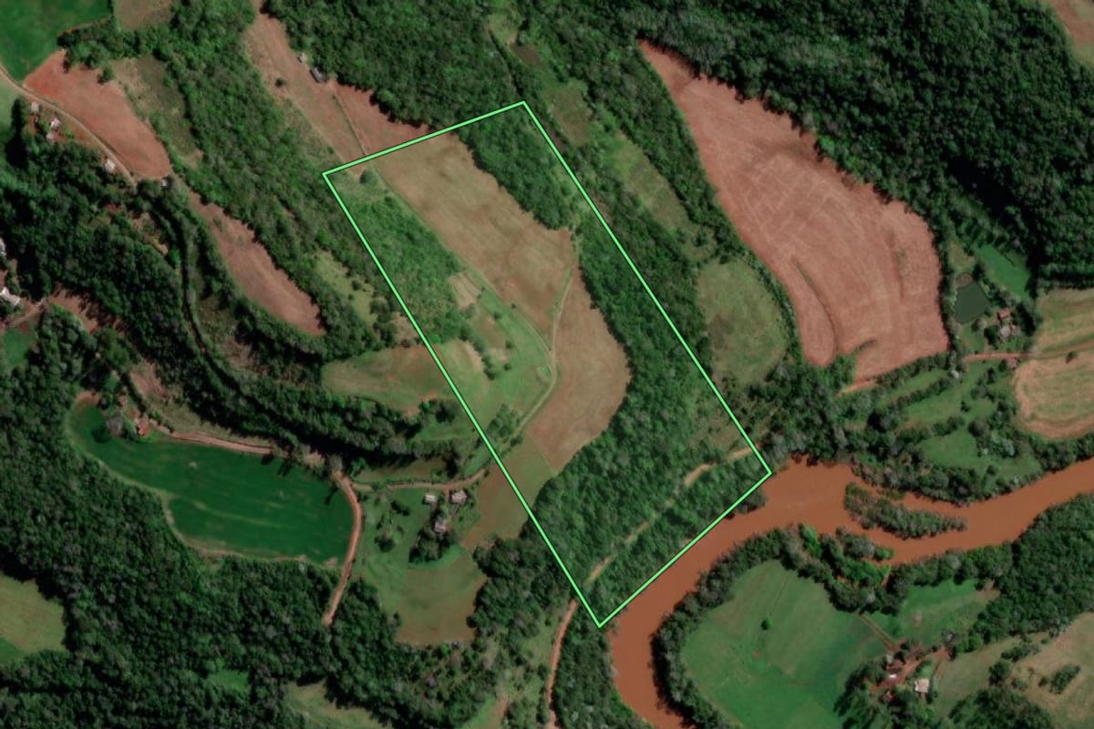 Imagem de satélite do imóvel rural em Vista Gaúcha (RS), com o contorno declarado no CAR desenhado por cima.