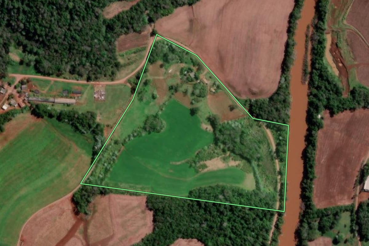 Imagem de satélite do imóvel rural em Vista Gaúcha (RS), com o contorno declarado no CAR desenhado por cima.