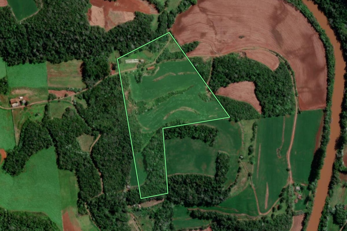 Imagem de satélite do imóvel rural em Vista Gaúcha (RS), com o contorno declarado no CAR desenhado por cima.
