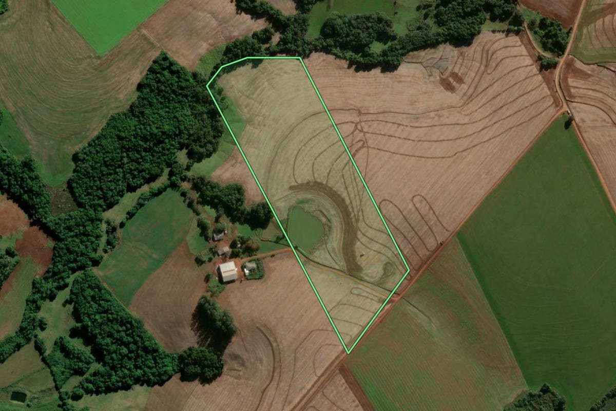 Imagem de satélite do imóvel rural em Vitória das Missões (RS), com o contorno declarado no CAR desenhado por cima.