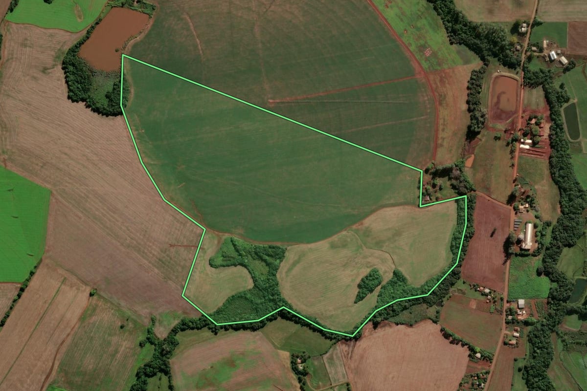 Imagem de satélite do imóvel rural em Vitória das Missões (RS), com o contorno declarado no CAR desenhado por cima.