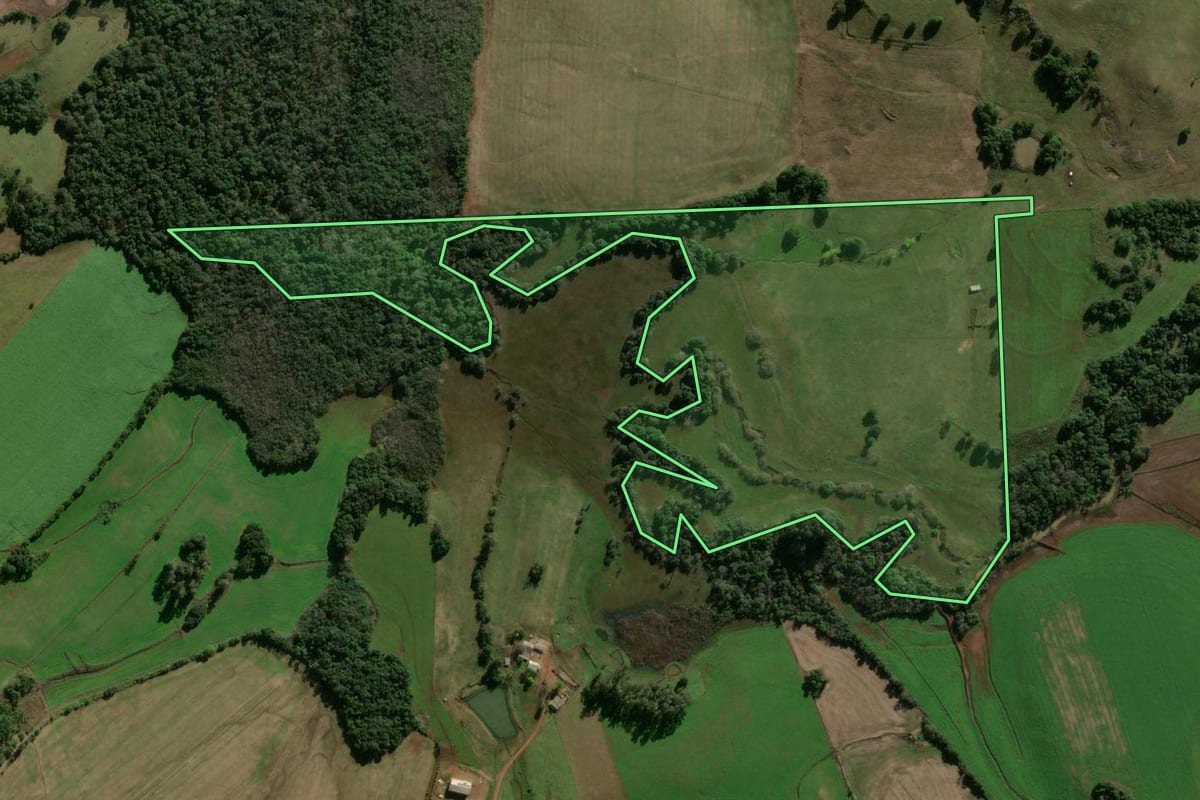 Imagem de satélite do imóvel rural em Vitória das Missões (RS), com o contorno declarado no CAR desenhado por cima.