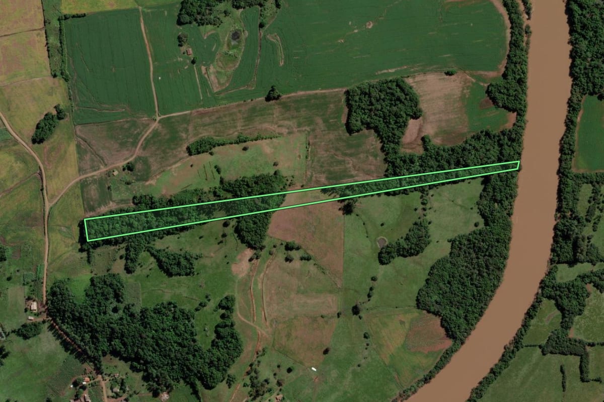 Imagem de satélite do imóvel rural em Vitória das Missões (RS), com o contorno declarado no CAR desenhado por cima.