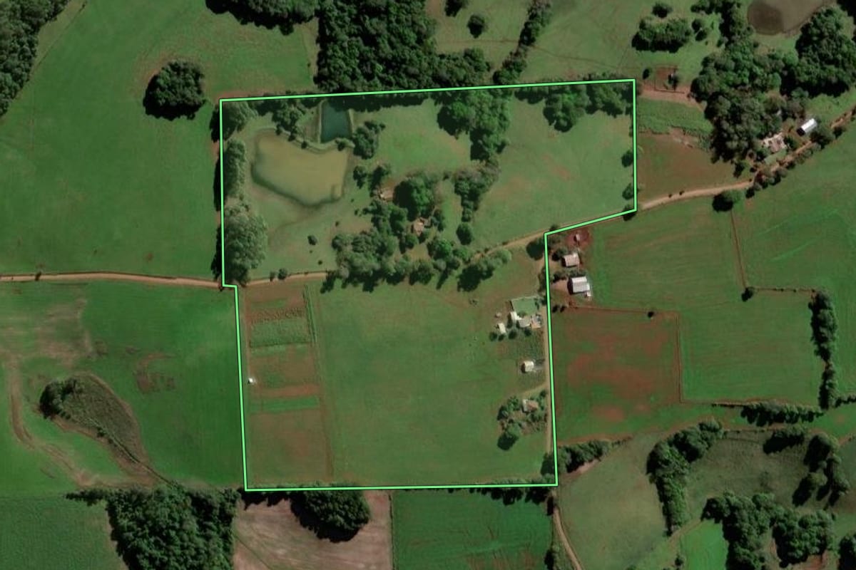 Imagem de satélite do imóvel rural em Vitória das Missões (RS), com o contorno declarado no CAR desenhado por cima.