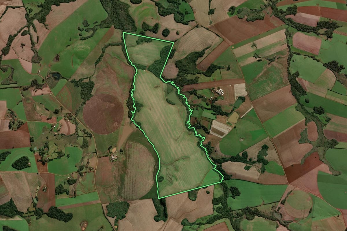 Imagem de satélite do imóvel rural em Vitória das Missões (RS), com o contorno declarado no CAR desenhado por cima.