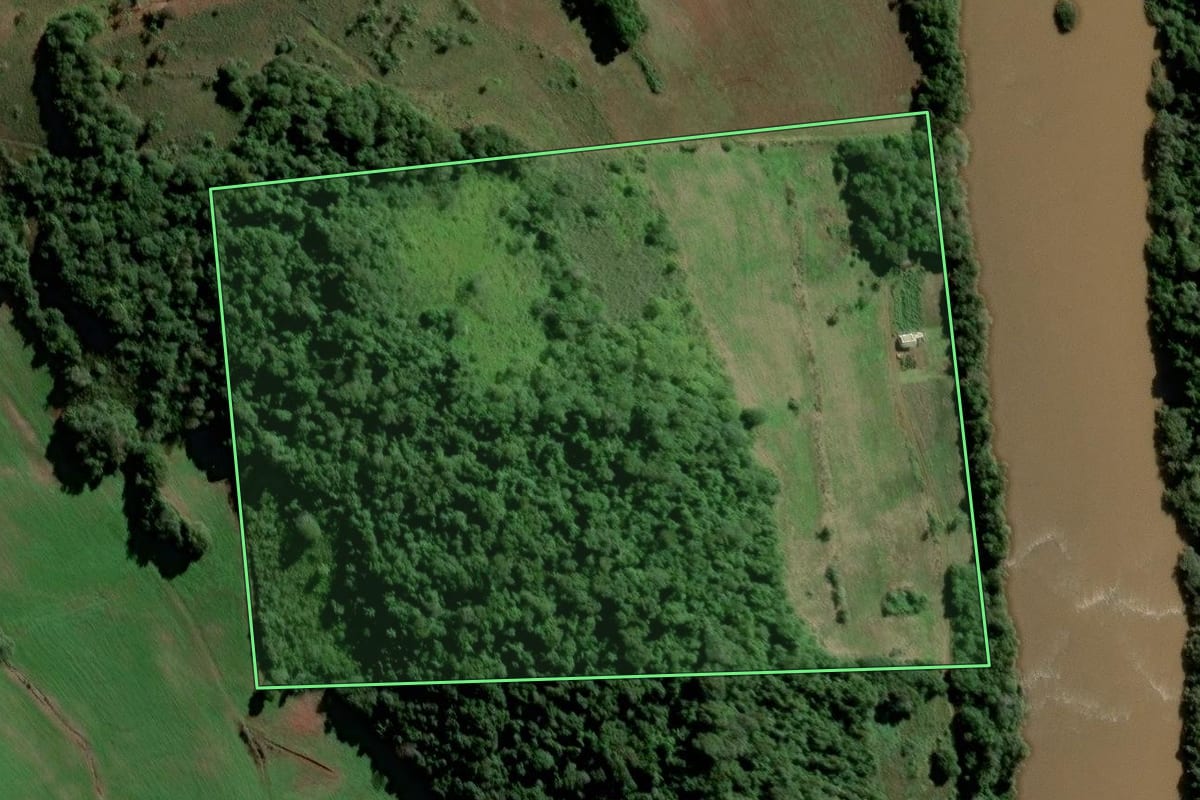 Imagem de satélite do imóvel rural em Vitória das Missões (RS), com o contorno declarado no CAR desenhado por cima.