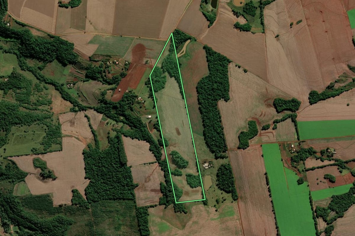 Imagem de satélite do imóvel rural em Vitória das Missões (RS), com o contorno declarado no CAR desenhado por cima.
