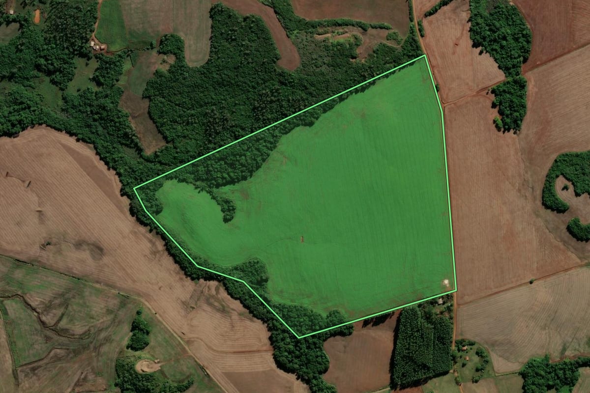 Imagem de satélite do imóvel rural em Vitória das Missões (RS), com o contorno declarado no CAR desenhado por cima.