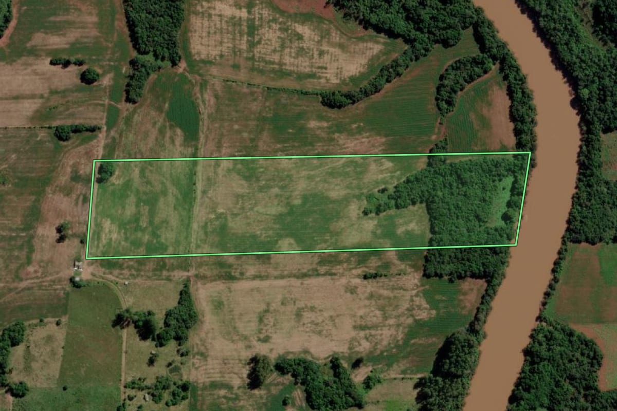 Imagem de satélite do imóvel rural em Vitória das Missões (RS), com o contorno declarado no CAR desenhado por cima.
