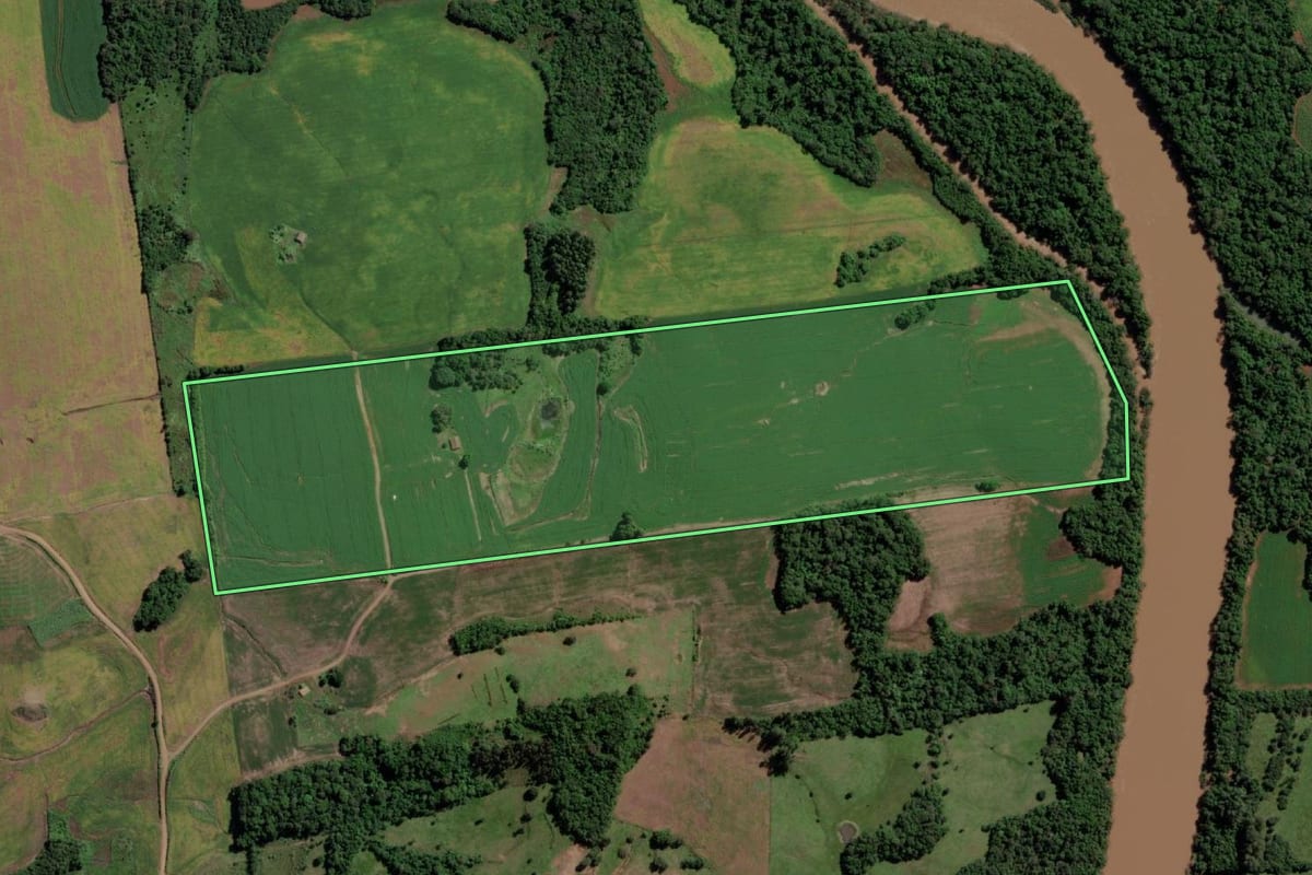 Imagem de satélite do imóvel rural em Vitória das Missões (RS), com o contorno declarado no CAR desenhado por cima.